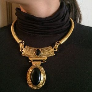 🖤 Fashion Set of Necklace and Earrings.